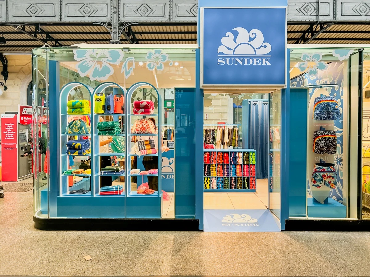 Sundek approda in stazione per celebrare la moda mare!